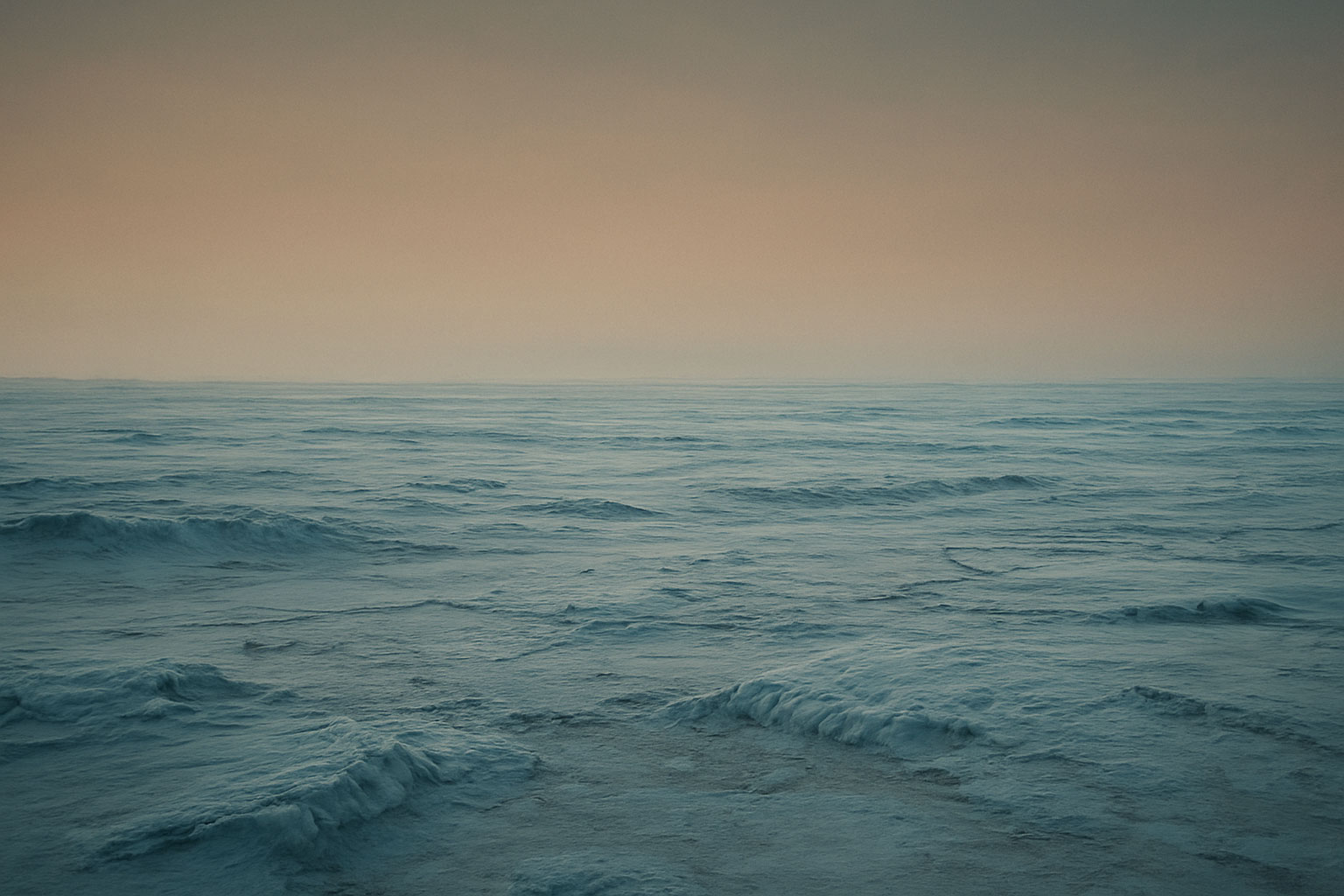paysage de glace sous un ciel brunâtre